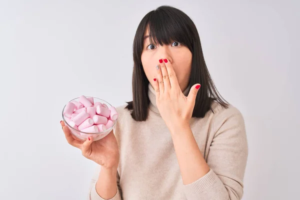Mulher Chinesa Bonita Segurando Tigela Com Marshmallows Sobre Fundo Branco — Fotografia de Stock