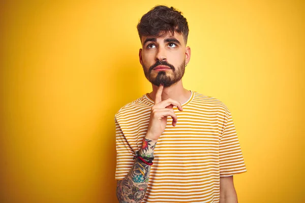 Jovem Com Tatuagem Vestindo Camiseta Listrada Sobre Fundo Amarelo Isolado — Fotografia de Stock