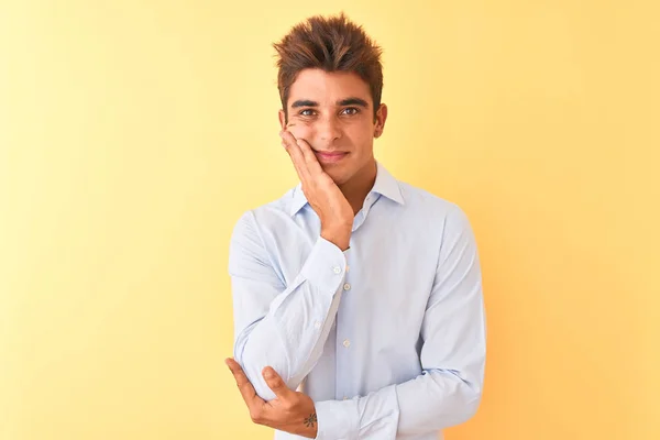 Young Handsome Businessman Wearing Elegant Shirt Isolated Yellow Background Thinking — Stock Photo, Image