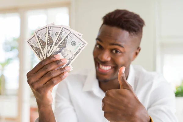 Africano Americano Homem Segurando Notas Banco Cinquenta Dólares Feliz Com — Fotografia de Stock