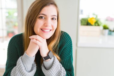 Kameraya emin gülümseyen güzel genç kadın