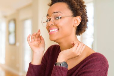 Afro saçlı gözlüklü güzel genç Afrika kadın