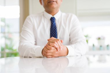 Adam elinde yakın çekim