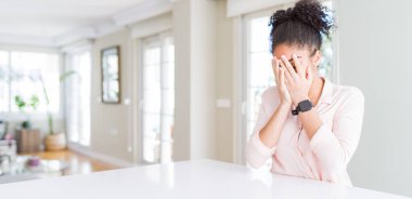 Afro saçlı güzel afro-amerikan kadın geniş açı hüzünlü ifade ile elleri ile yüz kapsayan ağlarken. Depresyon kavramı.