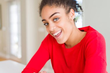 Güzel genç Afrikalı Amerikalı kadın neşeli, dinozor gülümsüyor