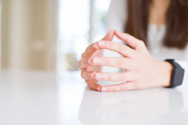 Beyaz masa üzerinde kadın elleri yakın — Stok fotoğraf