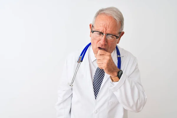 穿着听诊器的高级白发医生站在孤立的白色背景上 感觉身体不适和咳嗽是感冒或支气管炎的症状 医疗保健理念 — 图库照片
