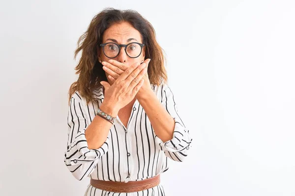 Geschäftsfrau Mittleren Alters Gestreiftem Kleid Und Brille Über Isoliertem Weißem — Stockfoto