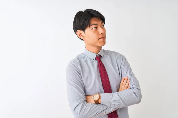 中国商人穿着优雅的领带站在孤立的白色背景 看着一边与手臂交叉相信和自信 — 图库照片