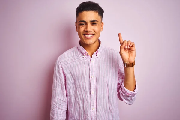 Mladý Brazilský Muž Nosí Košili Nad Osamělým Růžovým Pozadím Ukazuje — Stock fotografie
