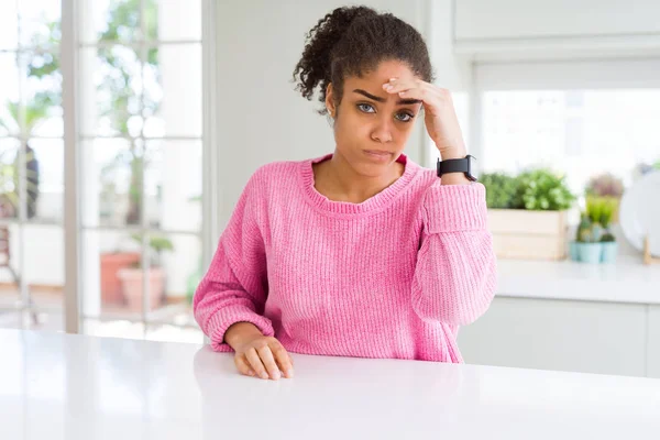 Vacker Afrikansk Amerikansk Kvinna Med Afro Hår Klädd Casual Rosa — Stockfoto