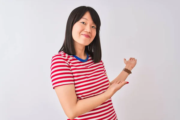 Jonge Mooie Chinese Vrouw Dragen Rood Gestreepte Shirt Geïsoleerde Witte — Stockfoto