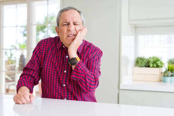 Hombre Mayor Guapo Casa Tocando Boca Con Mano Con Expresión — Foto de Stock