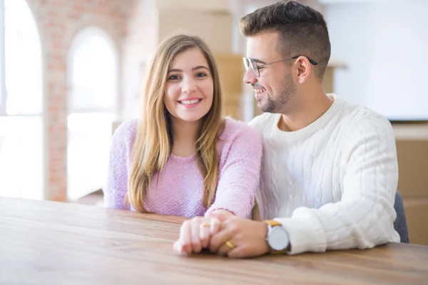 Junges fröhliches Paar lächelnd glücklich zeigt Ehering, Promi — Stockfoto