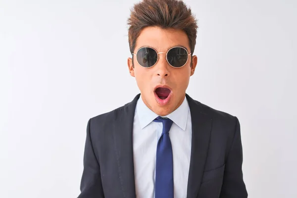 Jovem Empresário Bonito Vestindo Terno Óculos Sol Sobre Fundo Branco — Fotografia de Stock