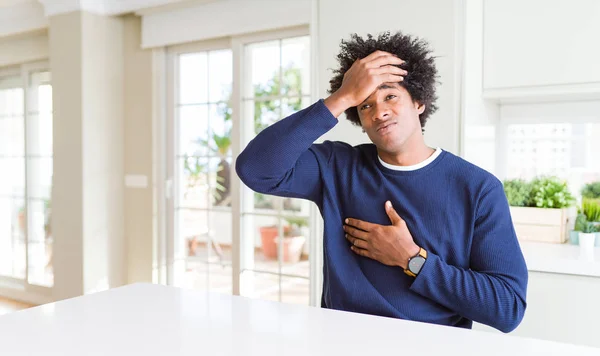Jonge Afro Amerikaanse Man Dragen Casual Trui Zittend Thuis Aanraken — Stockfoto