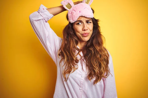 Ung Kvinna Klädd Pyjamas Och Sova Mask Stående Över Gula — Stockfoto