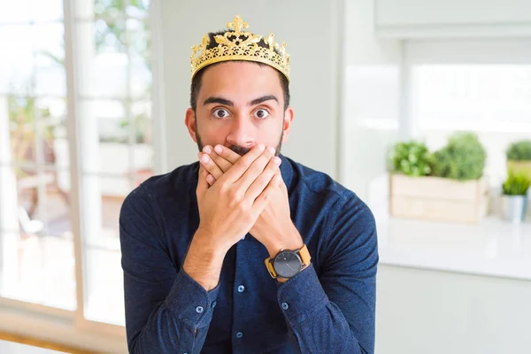 英俊的西班牙男子戴着金冠在头上 国王震惊覆盖嘴与手的错误 秘密概念 — 图库照片