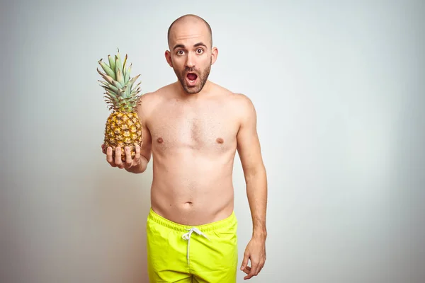 Joven Con Sombrero Verano Traje Baño Sosteniendo Piña Sobre Fondo — Foto de Stock