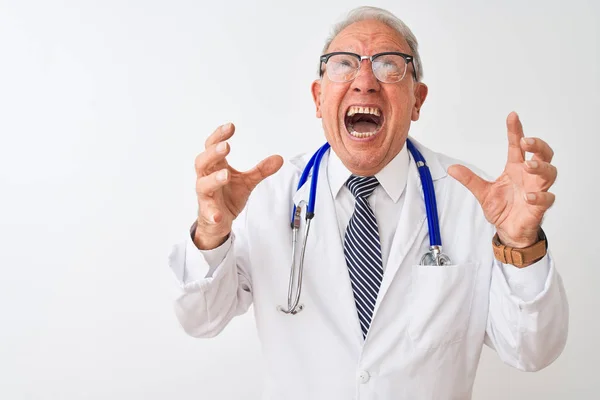 Médecin Chevelu Portant Stéthoscope Debout Sur Fond Blanc Isolé Fou — Photo