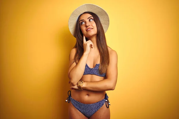 Joven Hermosa Mujer Vacaciones Con Bikini Sombrero Sobre Fondo Amarillo — Foto de Stock