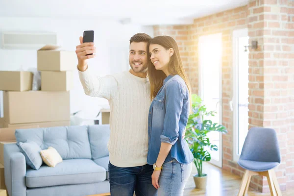 Vackra Par Tar Selfie Foto Med Smartphone New Apartment Leende — Stockfoto