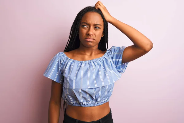 Mujer Afroamericana Vistiendo Camiseta Rayas Pie Sobre Fondo Rosa Aislado —  Fotos de Stock