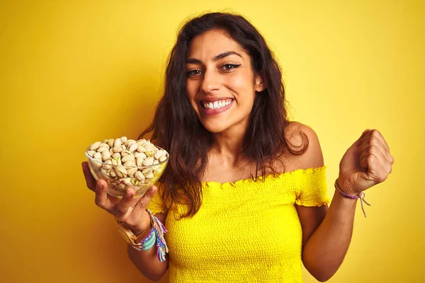 Jeune Belle Femme Tenant Bol Avec Pistaches Sur Fond Jaune — Photo