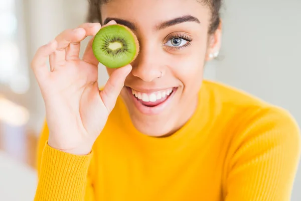 Jovem Afro Americana Comendo Kiwi Verde Com Rosto Feliz Sorrindo — Fotografia de Stock