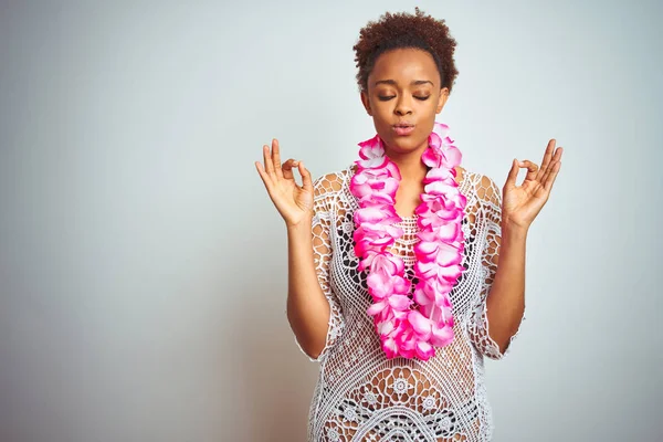 Ung Afrikansk Amerikansk Kvinna Med Afro Hår Bär Blomma Hawaiian — Stockfoto