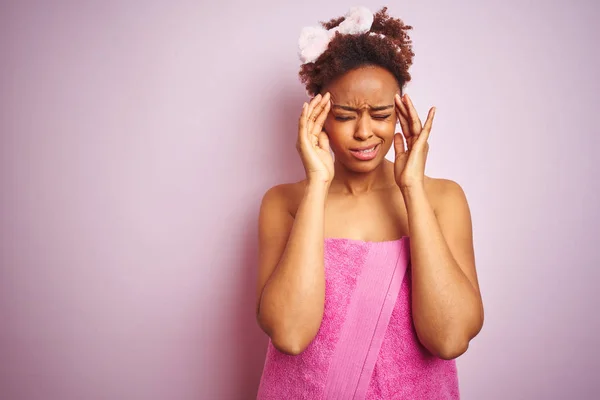 Африканская Американка Носящая Полотенце Душа Ванной Розовом Изолированном Фоне Страдает — стоковое фото