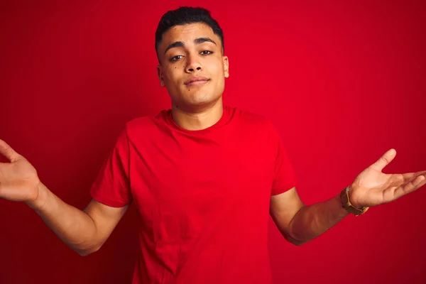 Genç Brezilyalı Adam Izole Kırmızı Arka Plan Üzerinde Duran Shirt — Stok fotoğraf