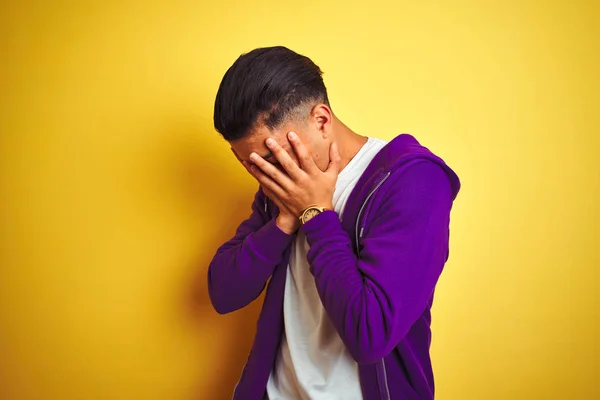 Jovem Brasileiro Vestindo Camisola Roxa Sobre Fundo Amarelo Isolado Com — Fotografia de Stock