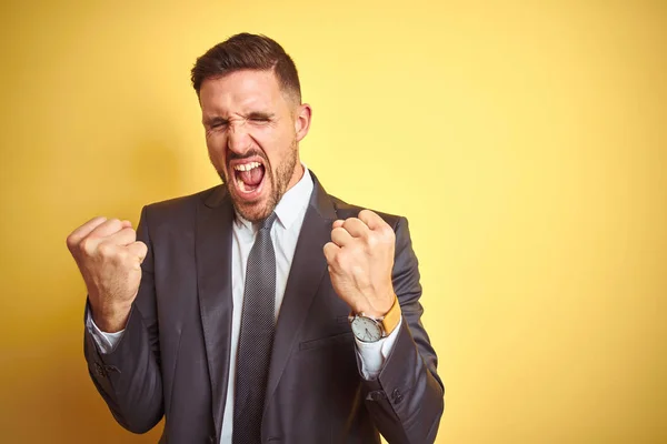 Joven Hombre Negocios Guapo Sobre Fondo Aislado Amarillo Muy Feliz — Foto de Stock