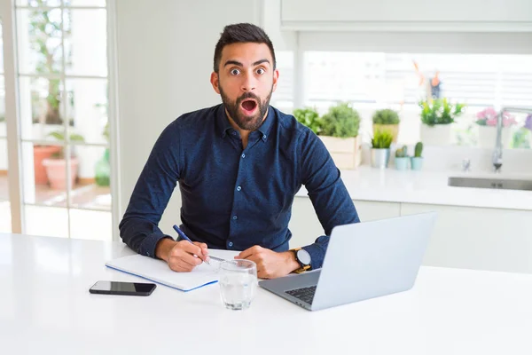 Bell Uomo Ispanico Che Lavora Computer Scrive Foglio Spaventato Dallo — Foto Stock