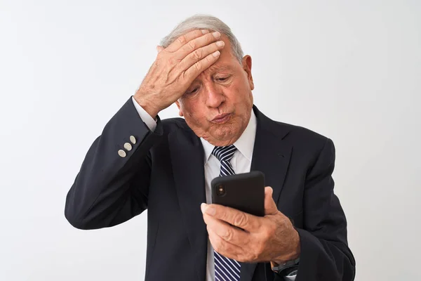 Starší Šedovlasý Obchodník Používající Smartphone Stojící Nad Izolovaným Bílým Pozadím — Stock fotografie