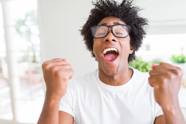 Hombre Afroamericano Con Gafas Emocionadas Por Éxito Con Los Brazos —  Fotos de Stock