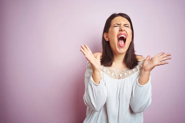 Mladá Krásná Brunetka Růžově Izolované Pozadí Bláznivá Šílená Křičící Agresivním — Stock fotografie