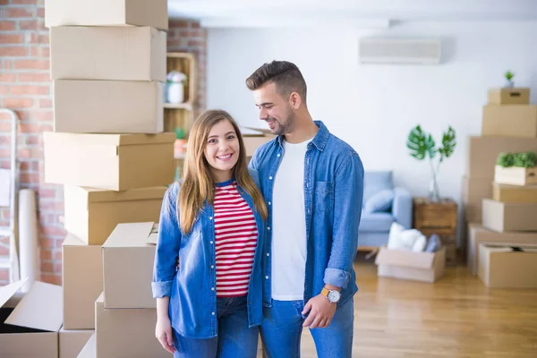 Junges schönes verliebtes Paar zieht in neues Zuhause, sehr glücklich und — Stockfoto