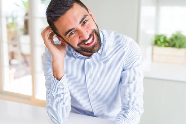 Hombre guapo sonriendo alegre con una gran sonrisa en la cara mostrando t —  Fotos de Stock