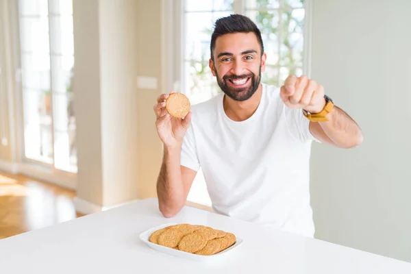 Vacker Spansktalande Man Äter Hälsosamt Full Korns Kex Som Pekar — Stockfoto