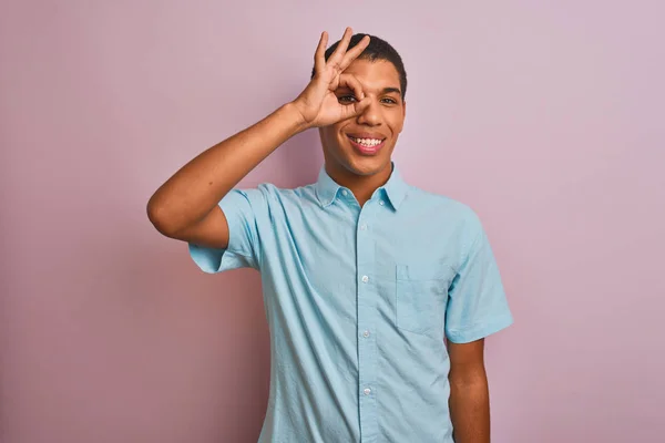 Joven Hombre Árabe Guapo Usando Camisa Azul Pie Sobre Fondo — Foto de Stock