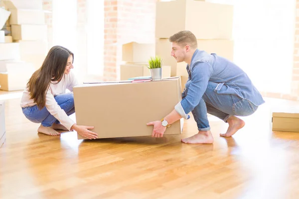 Hermosa Pareja Joven Sonriendo Amor Sosteniendo Una Gran Caja Cartón — Foto de Stock