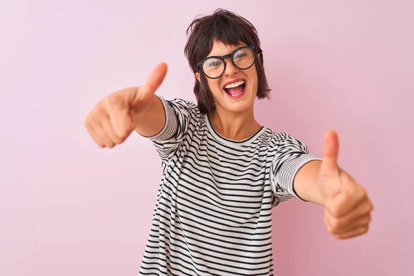 Jovem Mulher Bonita Vestindo Listrado Shirt Óculos Sobre Fundo Rosa — Fotografia de Stock