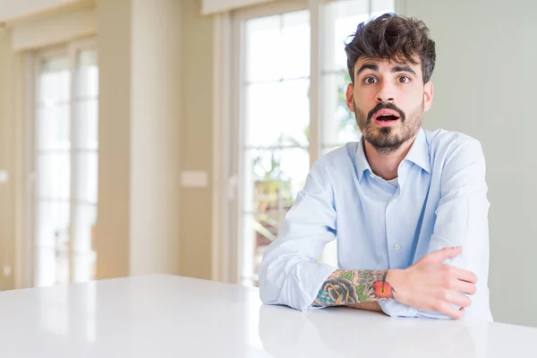 Young Manager Man Zittend Witte Tafel Bang Geschokt Met Verrassing — Stockfoto