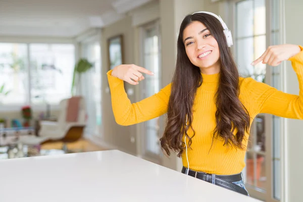 Mujer Joven Con Auriculares Escuchando Música Que Confiada Con Sonrisa —  Fotos de Stock