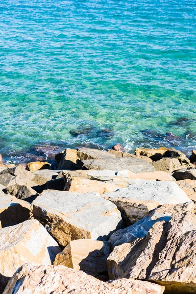 Fantastiska vackra blå havet och klippor på en solig dag, Natural o — Stockfoto