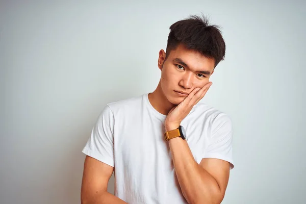 Jovem Asiático Chinês Homem Vestindo Shirt Sobre Isolado Branco Fundo — Fotografia de Stock