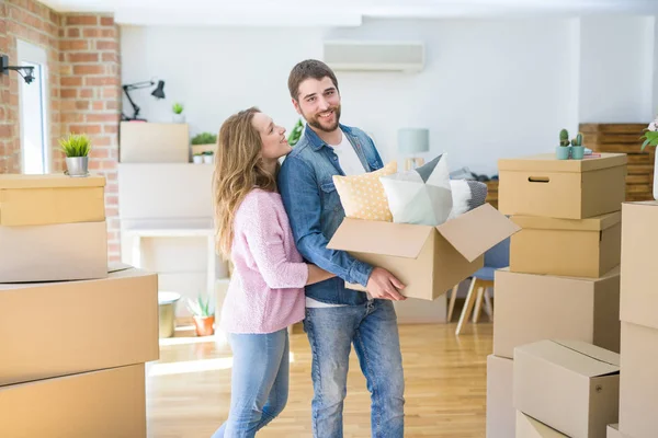 Junges schönes Paar sehr glücklich zusammen hält Pappschachtel — Stockfoto