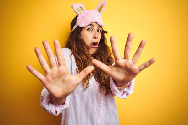 Jeune Femme Pyjama Masque Sommeil Debout Sur Fond Jaune Isolé — Photo